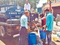 चंपावत में जीआईसी रोड पर टैंकर से पानी ले रहे लोग