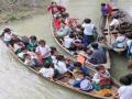 बाढ़ की वजह से नाव पर स्कूल जाते बच्चे