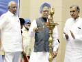 भारतीय जल सप्ताह के उद्घाटन समारोह के मौके पर मंगलवार को दीप प्रज्जवलित करते प्रधानमंत्री मनमोहन सिंह