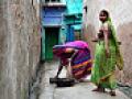 राजस्थान के बेहनारा गाँव में सूखा शौचालय साफ करती मुन्नी