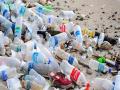 प्लास्टिक कचरा कई समस्याएँ पैदा करता है