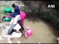 जम्मू-कश्मीर के कठुआ में गहराया जल संकट, ग्रामीण खुद खोद रहे नहर