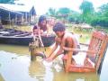 Children taking water from a submerged handpump (Image source: Prabhat Khabar)