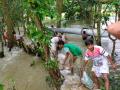 Locals engaged in repair of broken embankment in Darbhanga (Source: Umesh Kumar Ray)