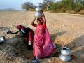 Women extracting water from the riverbed, Gaya (Image: ICIMOD/ Prasanta Biswas; Flickr Commons)