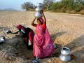Women extracting water from the riverbed, Gaya (Image: ICIMOD/ Prasanta Biswas; Flickr Commons)