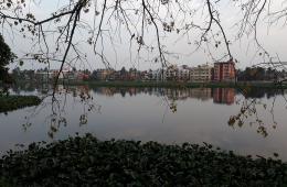 Santragachi Lake, beside Santragachi rail station at Santragachi, Howrah district, West Bengal (Image Source: Pinakpani via Wikimedia Commons)