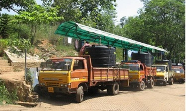 Water tankers cater to the needs of populations in tourist destinations in India (Image Source: India Water Portal)