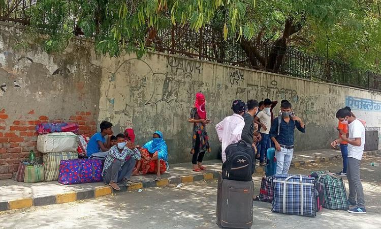 Stranded migrant workers during lockdown because of COVID-19 pandemic in Delhi (Image: Sumita Roy Dutta, Wikimedia Commons)