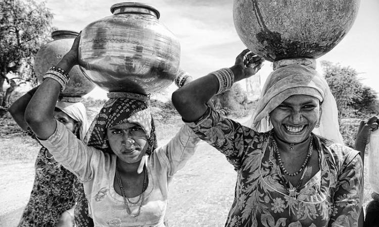 Women fetching water in Rajasthan (Image: Wikimedia Commons)