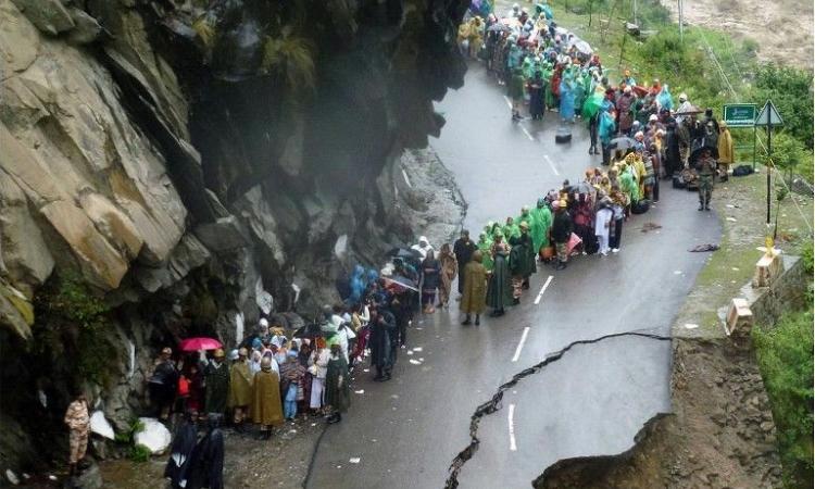 A flood damaged road alongside the River Alaknanda in Chamoli district in Uttarakhand on June 18, 2013 (Image: AFP Photo/ Indian Army; Flickr Commons)