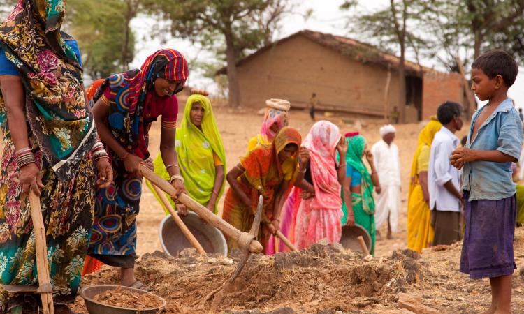 Work in progress at an NREGA site under 'apna khet, apna kaam' (my field, my work). Medhbanchi, Dungarpur, Rajasthan (Image: UN Woemn Asia and Pacific/Gaganjeet Singh)