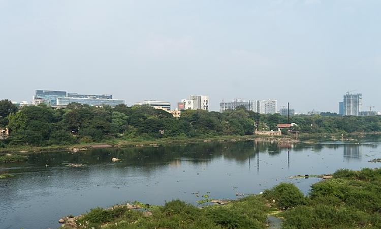 The highly polluted and encroached Mula Mutha river in Pune (Image: Alexey Komarov via Wikimedia Commons)