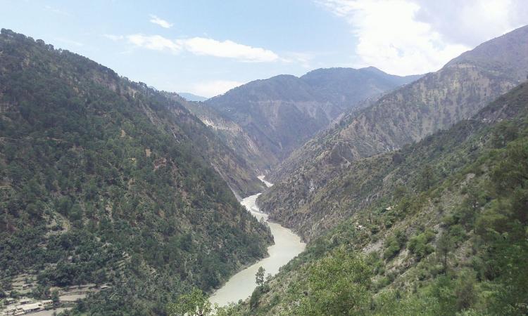 The Jhelum River flowing through Jammu to Kashmir, in India (Image Source: Bhoomikavinod via Wikimedia Commons)