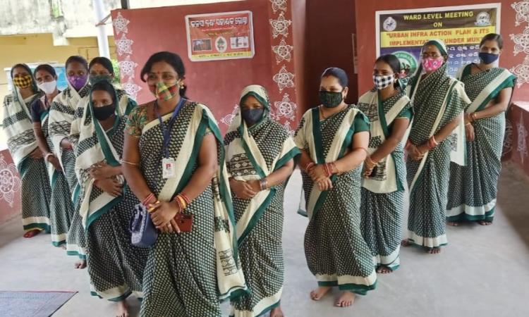 Women-led community-based groups connect with the urban local body for issues related to solid waste collection and accessing desludging services for on-site sanitation systems. (Image: CPR)