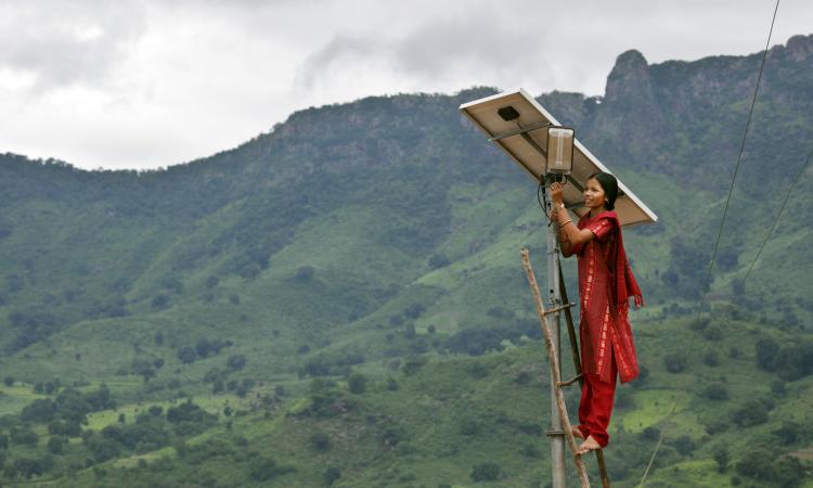 Barefoot solar engineer Minakshi Diwan 20, tends to maintenance works in the solar village in Odisha (Image: Engineering for Change)