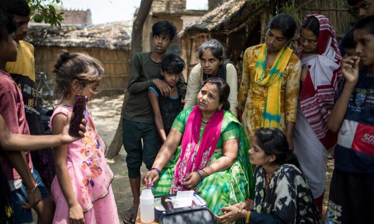 Rubi, Buxar district’s field coordinator for WaterAid India, performs water testing to examine the quality of drinking water in the village of Bicchu Ka Dera, Buxar, India. 25 May 2022. (Image: WaterAid/ Anindito Mukherjee)