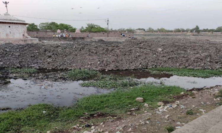 लक्ष्मी तालाब की सुंदरता पर करोड़ों कर्च हो चुके हैं। फोटो साभार- झांसी फोटोज