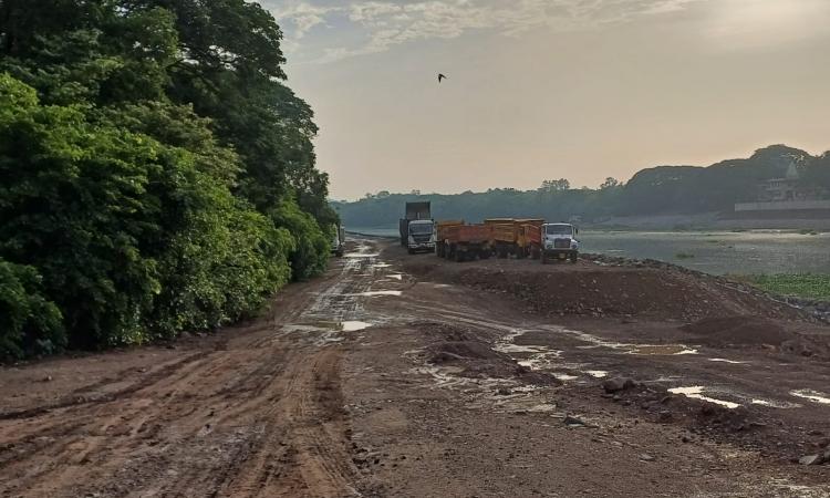 Construction activities along the banks of the Mula Mutha (Image Source: Jeevitnadi)