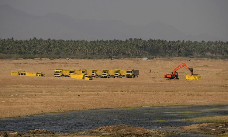 Sandmining near the Kaveri near Karur (Image Source: P Jeganathan via Wikimedia Commons)