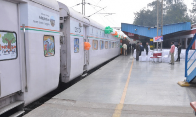 दिल्‍ली के सफदरजंग रेलवे स्टेशन पर अपने नाँवें चरण की यात्रा पर चलने को तैयार खड़ी 'साइंस एक्सप्रेस- क्लाइमेट एक्शन स्पेशल” रेलगाड़ी