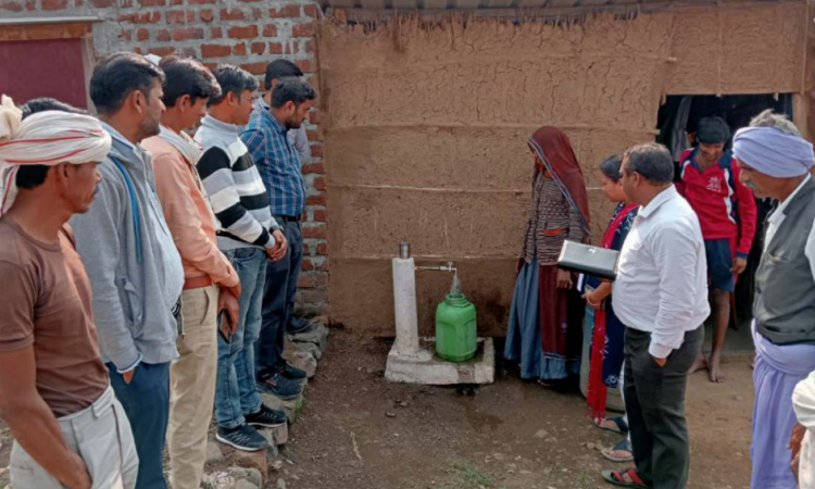 पीएचईडी की जांच के दौरान लीला बाई घर के नल से जल भरते हुए