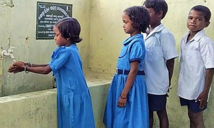 कांधा डेंगासरगी गाँव के स्कूल में नल के जल से हाथ धोते विद्यार्थी,Pc--जल जीवन संवाद
