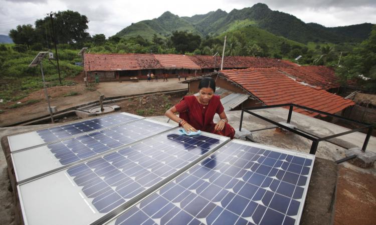 Woman barefoot solar technician (Image: Abbie Trayler-Smith/Panos Pictures/Department for International Development; CC BY-NC-ND 2.0 DEED)