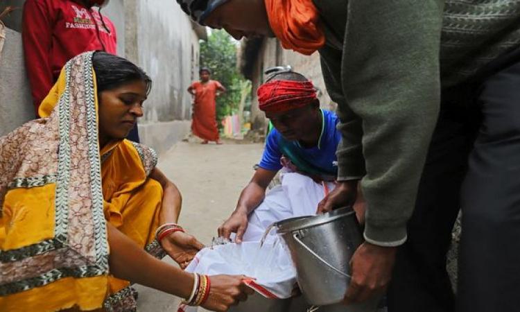 Shantilata uses a cloth to filter out the high iron content in the salty water, filled from a hand pump, in the village Sitapur on the outskirts of Bhadrak, Bhubaneshwar, Odisha (Image: WaterAid/ Anindito Mukherjee)