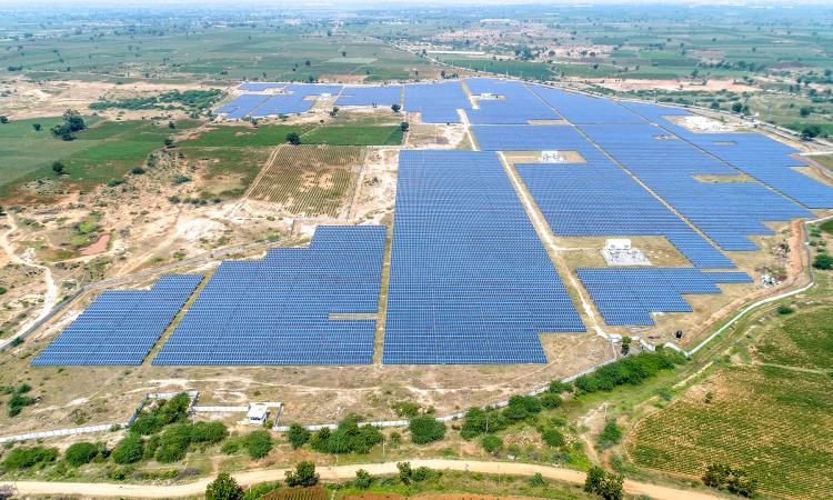 Solar Power Plant Telangana II (Image: Thomas Lloyd Group, Wikimedia Commons) 