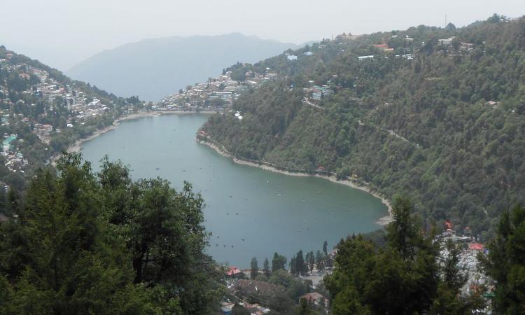 Naini lake in nainital (Image Source: Harshvardhan Thakur via Wikimedia Commons)