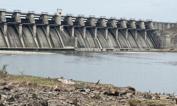 View of the Jayakwadi dam taken from the causeway (Image: Shankar S, CC BY 2.0)