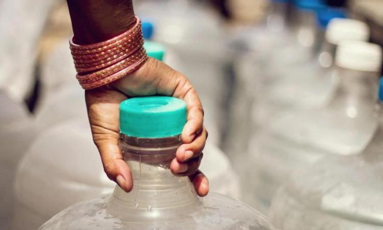 शुद्ध जल के नियमित सेवन से विभिन्न रोगों को दूर किया जा सकता है।