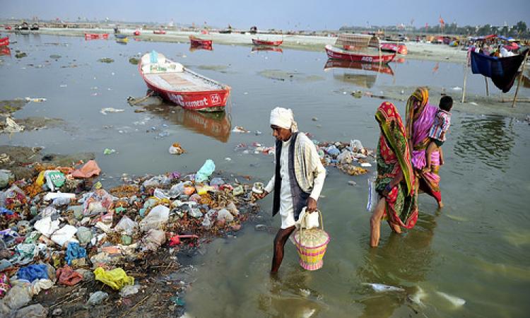 त्रिवेणी में प्रदूषित गंगा नदी