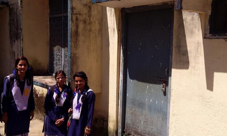 विद्यालय के शौचालय के समक्ष खड़ी स्कूली छात्राएँ