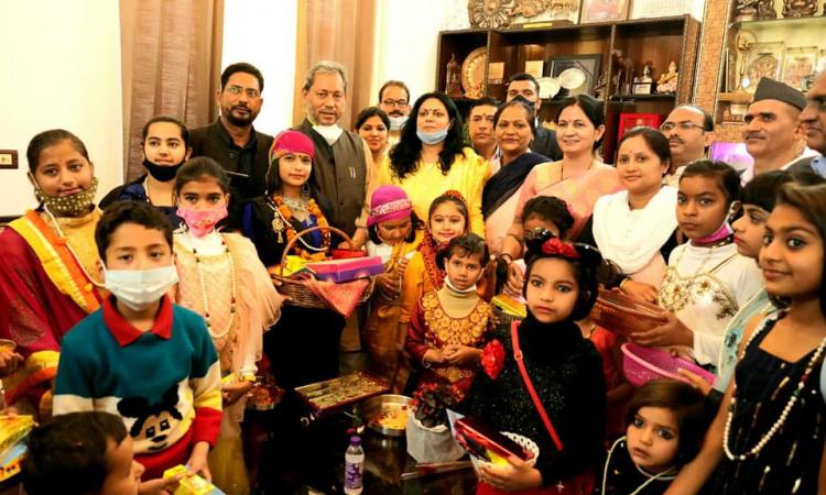 मुख्यमंत्री तीरथ सिंह रावत ने अपने आवास मे मनाया फूलदेई पर्व
