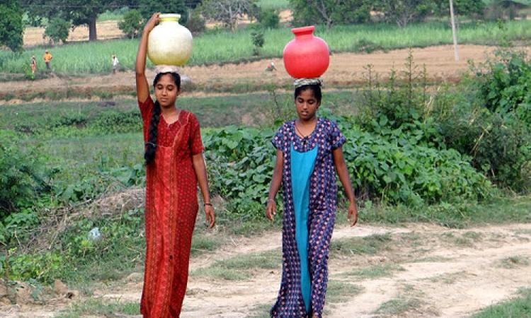 पानी की व्यवस्था में लगीं महिलाएँ