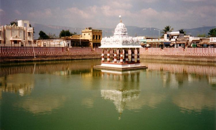 तिरुपति के निकट त्रिचानूर स्थित मन्दिर का तालाब