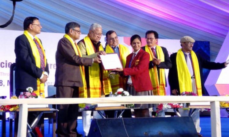 मणिपुर विश्वविद्यालय में आयोजित राष्ट्रीय किशोर विज्ञान कांग्रेस में पुरस्कार प्राप्त करते हुए यशी गुप्ता