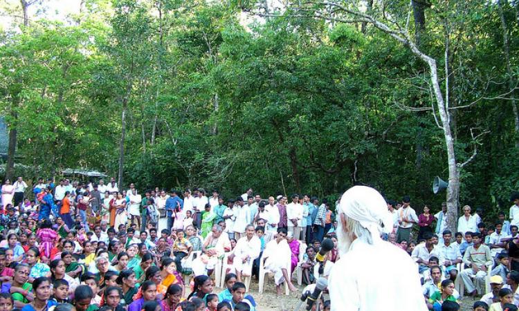 दक्षिण भारत में पेड़ों के साथ खड़े अप्पिको आन्दोलन के लोग