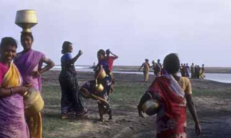 पूम्पुहार, कावेरी नदी का सागर से मिलन, महिलाएं पानी भर रही हैं