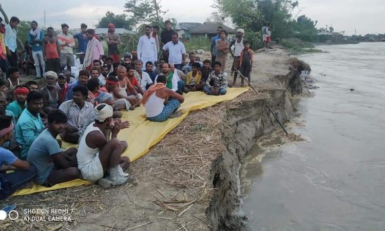 नदी किनारे सत्याग्रह पर बैठे लोग