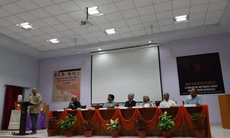 वेदों का उपयोग जलवायु परिवर्तन पर आधुनिक संदर्भ में किया जाए।