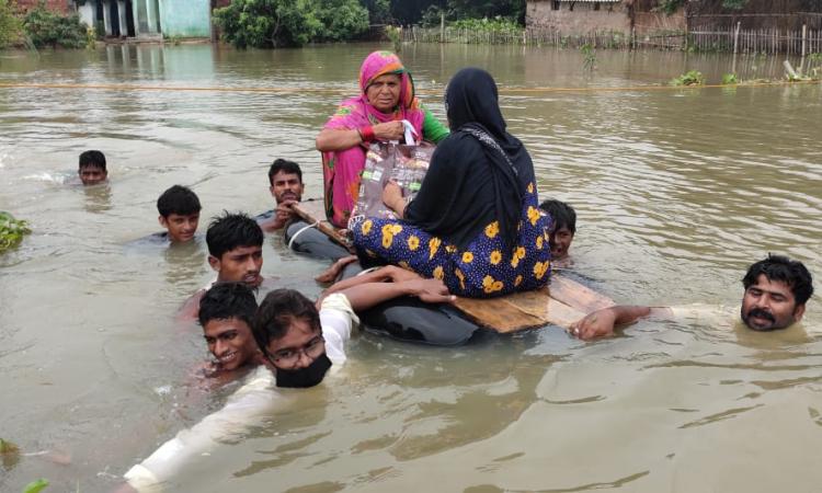 जुगाड़ नाव से बाढ़ में अस्पताल जाती गर्भवती महिला
