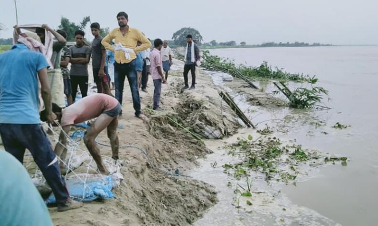 गंगा में बाढ़ से मिट्टी कटान