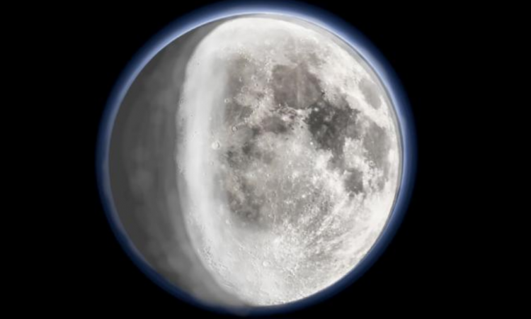 चाँद में कहाँ से आई सैकड़ों मीटर मोटी बर्फ ,Source: cnn