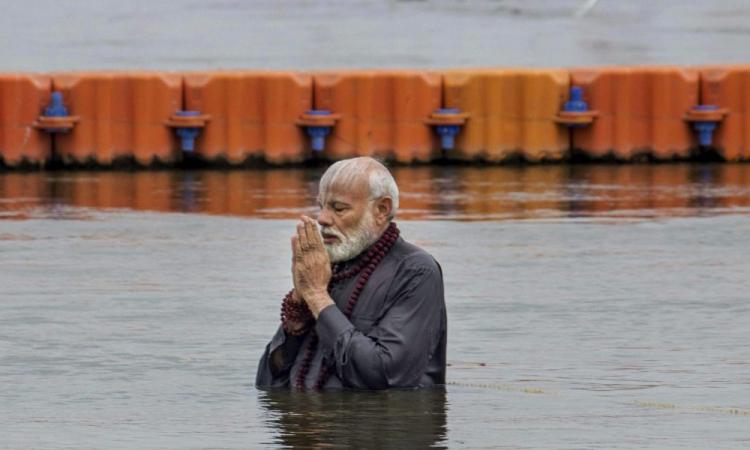 गंगा में डुबकी लगाते प्रधानमंत्री नरेन्द्र मोदी।