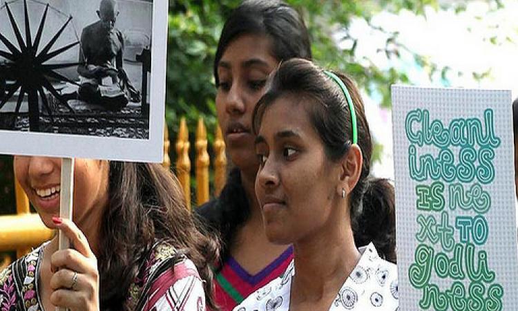 स्वच्छता के बारे में लोगों को जागरूक करती बच्चियाँ