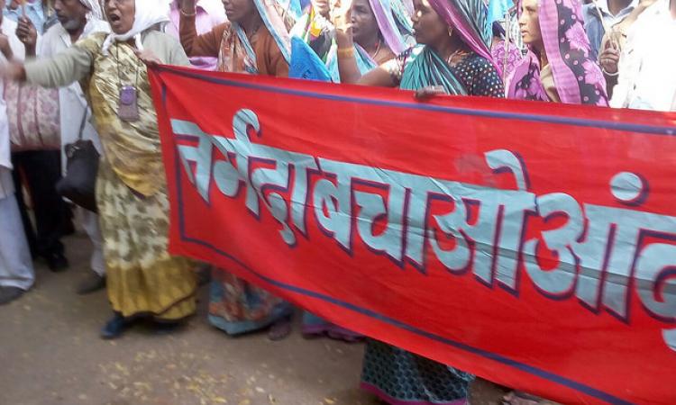 विरोध प्रदर्शन करते नर्मदा विस्थापित