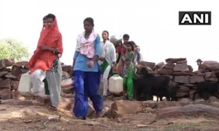 जान जोखिम में डाल, मीलों दूर पहाड़ियों से लाते हैं एक बाल्टी पानी